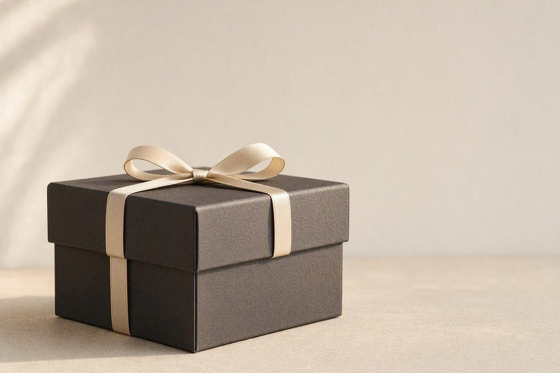 Fotorealistische Rekonstruktion einer eleganten, geschlossenen Geschenkbox mit feiner Schleife vor einem hellen, minimalistischen Hintergrund.