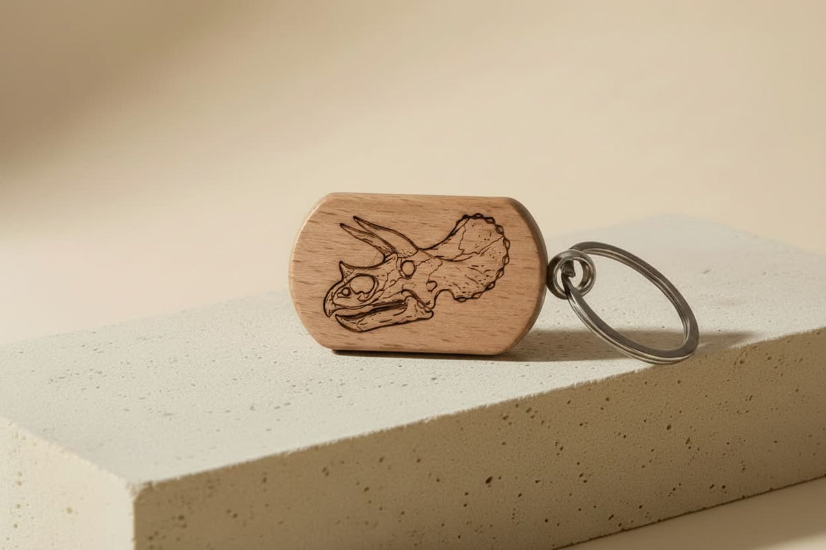 Holz-Schlüsselanhänger mit lasergraviertem Triceratops horridus Schädel